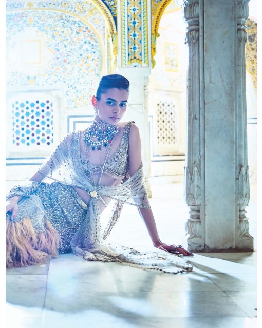Golden mermaid-cut skirt, adorned with sequins