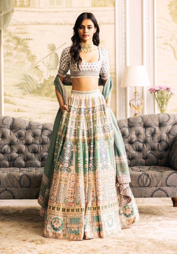 falgunishanepeacock-vision-in-vail-lehenga-collection-2023