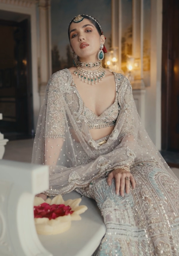 scarlett-lehenga-falguni-shane-peacock